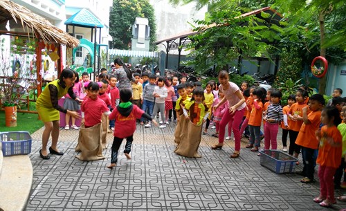 Ngày 8 tháng 2 năm 2017 Trường mầm non Sơn Ca tưng bừng tổ chức “Liên hoan chúng cháu vui khỏe - Hội chợ xuân 2017”

